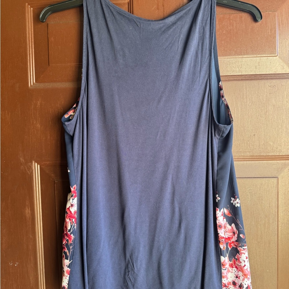 Elle Sleeveless Top With Front Pleats And Flowers Size XL - Picture 2 of 5